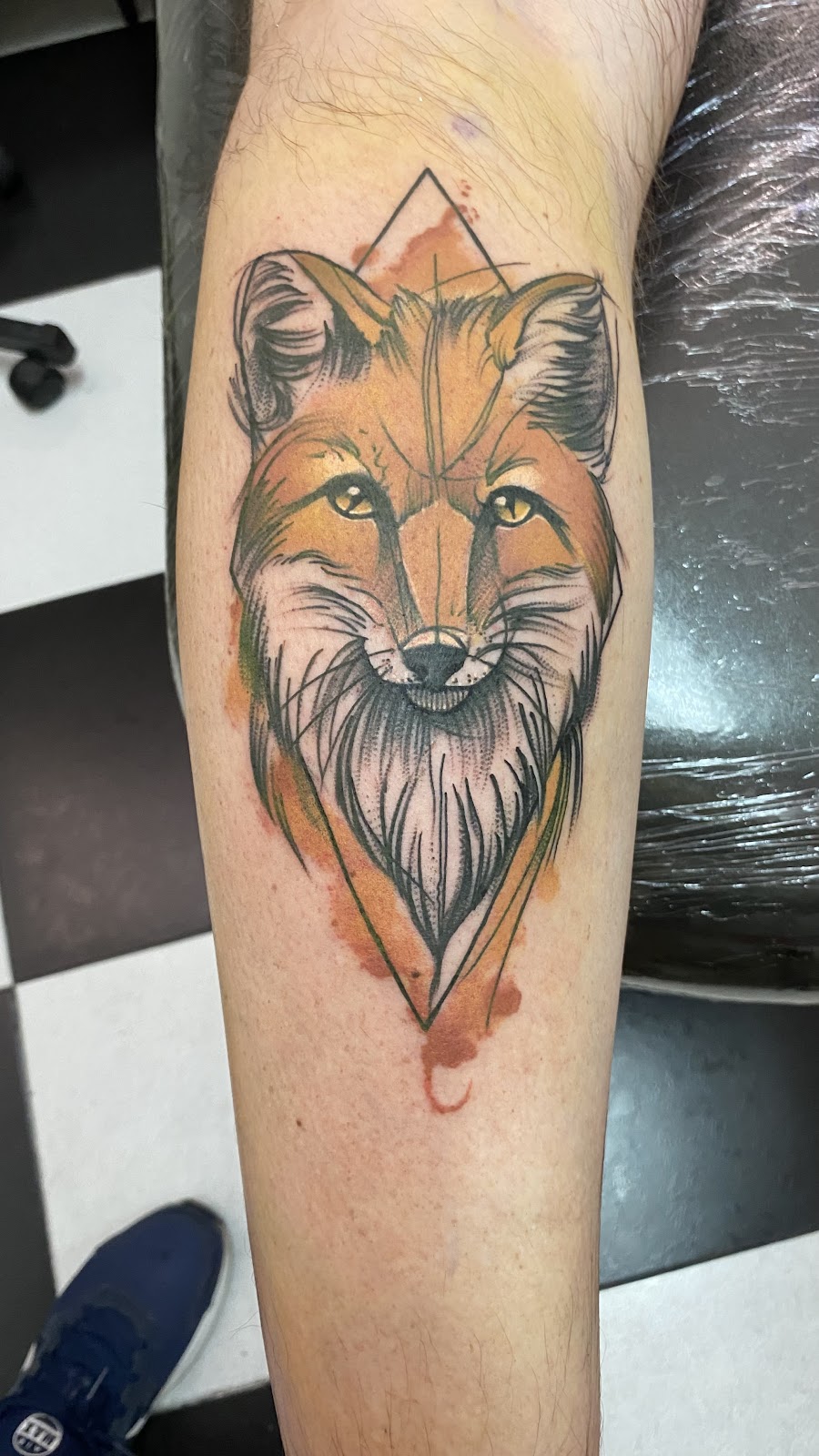 Tatuaje realista de un zorro en el antebrazo, trabajo real hecho en El Mundano Tattoo Studio
